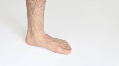 Yetişkin bir adamın ayağı beyaz arkaplanda metin için boşluk, iç bilek görüntüsü