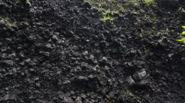 Bu keşif, volkanik kaya oluşumlarının doğal ortamdaki büyüleyici dokusu ve bileşimi üzerine odaklanmaktadır. Engebeli yüzeyler çeşitli kayalarla kaplı. Bu da çevreyi şekillendiren jeotermal aktiviteyi gösteriyor..