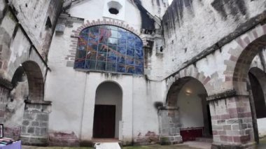 Mexico City 'deki Desierto de los Leones Parkı' nın güzelliğini keşfedin. Tarihi Eski Convento 'yu ziyaret edin. Görkemli harabeler karmaşık taş kemerler ve doğa aşıkları için mükemmel sakin bir atmosfer ortaya çıkarıyor..