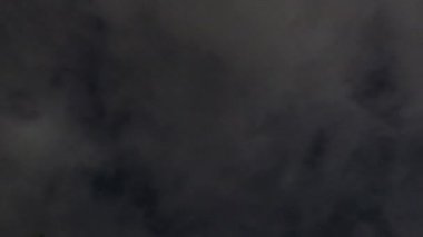 Hareketli bir şehrin ufuk çizgisinde sürüklenen ve kayan bulutların büyüleyici dönüşümüne tanık olun. Bu hızlandırılmış görüntü, gün geceye dönerken canlı renkleri ve değişen desenleri vurgulayan ışık ve gölgenin etkileşimini gösteriyor..