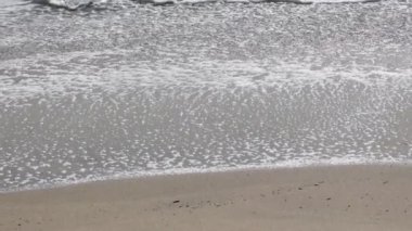 Büyüleyici bir karanlık ortamda, canlı alevler yavaş yavaş dans ediyor, karmaşık hareketlerini sergiliyor. Işık ve gölgenin etkileşimi büyüleyici bir görsel etki yaratır..