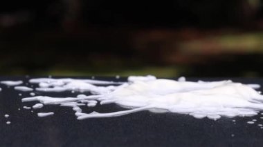 Büyüleyici bir karanlık ortamda, canlı alevler yavaş yavaş dans ediyor, karmaşık hareketlerini sergiliyor. Işık ve gölgenin etkileşimi büyüleyici bir görsel etki yaratır..