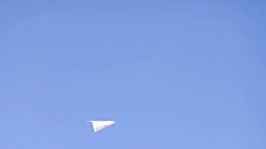 Büyüleyici bir karanlık ortamda, canlı alevler yavaş yavaş dans ediyor, karmaşık hareketlerini sergiliyor. Işık ve gölgenin etkileşimi büyüleyici bir görsel etki yaratır..