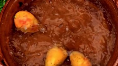 Bu büyüleyici yavaş çekim sahnesi taze patateslerin kaynar suya atıldığı anı gösteriyor. Patatesler pişerken su kabarcıkları ve sıçramalar çarpıcı bir şekilde artar..