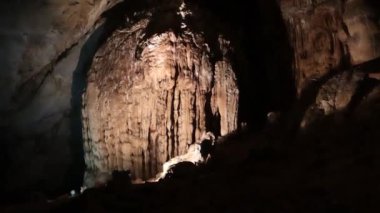 Uzak bir yerde eşsiz kaya oluşumları olan çarpıcı bir mağaranın keşfi.