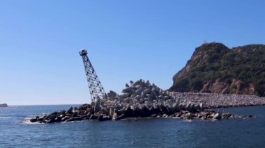 Şiddetli fırtına sonrası sahil bölgesindeki deniz feneri yapısında hasar