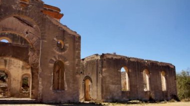 Bir zamanlar gelişen bir kilisenin kalıntılarını kurak bir bölgede keşfedin. Şu anda kısmen çökmüş olan etkileyici taş yapı, tarihsel önemine bir göz atma fırsatı sunuyor..