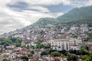 Çarpıcı bir manzara, yemyeşil tepelere kurulmuş Taxco de Alarcon 'un tarihi mimarisini yakalıyor. Rengarenk evler dağ yamacına yayılıyor. Meksika kültürünü yansıtıyor..