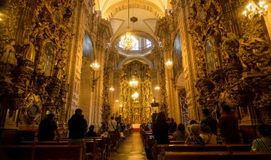 Taxco de Alarcon 'da yer alan bu tarihi kilise, karmaşık oymalar ve altın yapraklarla süslenmiş çarpıcı bir barok mimariye sahiptir. Tapanlar, parlak avizeler ve sıcak ışıklı alanlarla çevrili derin derin düşüncelere dalarlar..