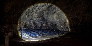 Park Nacional Grutas de Cacahuamilpa 'nın içinde, görkemli kaya oluşumlarıyla çevrili mavi koltukların olduğu mağaralara oyulmuş dikkate değer bir oditoryum bulunmaktadır. Ziyaretçiler, gösteriler sırasında mağaranın etkileyici doğal akustiğini deneyimleyebilirler..
