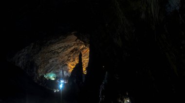 Cacahuamilpa Ulusal Parkı 'nın büyüleyici bir görüntüsü dramatik kaya oluşumlarını ve aydınlık yolları gözler önüne seriyor. Ziyaretçiler, eşsiz mineral dokularını ve renklerini deneyimleyerek karanlık mağara sisteminde gezinirler..