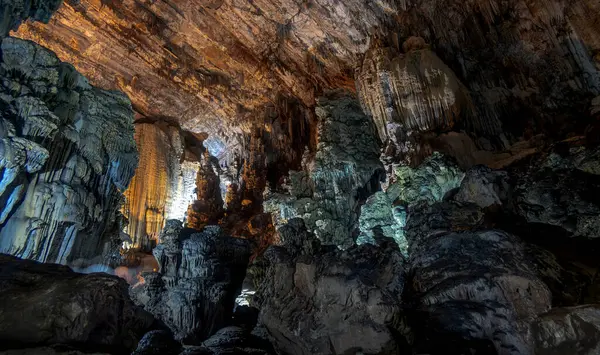 Grutas de Cacahuamilpa Ulusal Parkı 'nda doğal kaya oluşumları çevre ışıkları altında parlar. Ziyaretçiler etkileyici sarkıtlar ve dikitlerin yer aldığı eşsiz yeraltı manzarasını keşfediyorlar..