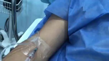 Hastanedeki tıbbi tedavi, damar içi tedavi görüyor.
