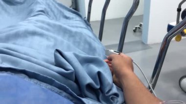 Hastanenin tedavi odasında tedavi gören hasta
