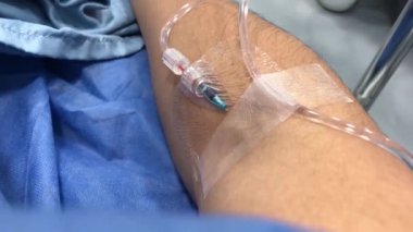 Hasta gündüz vakti hastane ortamında damar içi tedavi görüyor.