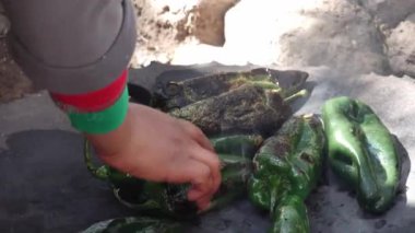Açık ateşin üzerinde dumanlı aromalı taze biber kızartıyorum.