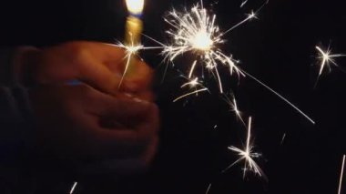 Gece gökyüzünü aydınlatan havai fişeklerle kutlama