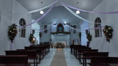 Güzel dekore edilmiş kilise iç dekorasyonu çiçek aranjmanları ve hafif ışıklandırmayla