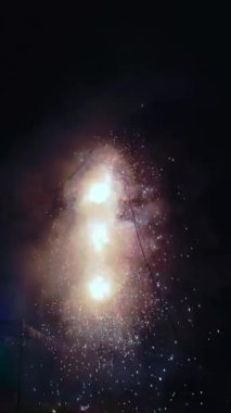 Muhteşem havai fişekler gece gökyüzünü canlı patlamalarla aydınlatıyor.