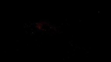 Kutlama sırasında gece gökyüzünde göz kamaştırıcı parlak ışıklar.