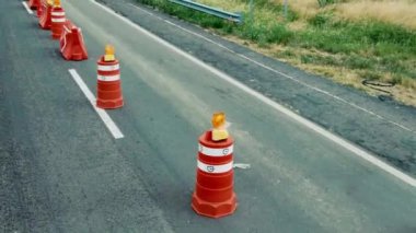 Otobanda çalışma alanını gösteren güvenlik konileri olan yol yapımı.