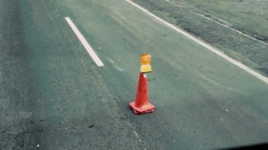 Meksika 'da bir caddede trafik konisi.