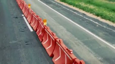 Kırsal alanda güvenlik konileri ve bariyerleri olan yol inşaatı
