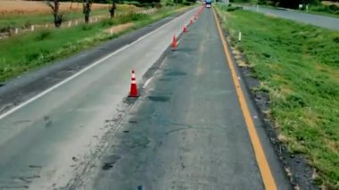 Meksika 'da asfaltsız bir otoyolda trafik konileri ile yol yapımı