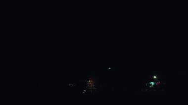 Şenlik ışıkları Meksika 'da canlı bir gece sahnesini aydınlatıyor.