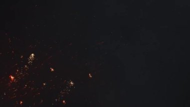 Kutlama havai fişekleri gece gökyüzünü canlı renklerle aydınlatıyor.