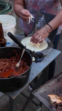 Lezzetli soslu ve Meksika 'da taze malzemeli lezzetli sokak yemekleri.