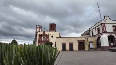 Dramatik bir gökyüzü altında Amealco de Bonfil Queretaro Meksika 'yı keşfediyor