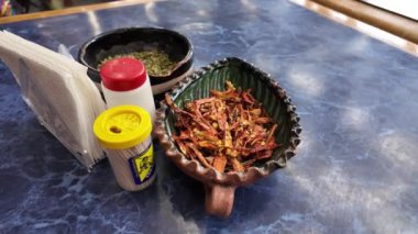 Şehrin göbeğindeki yerel bir Meksika restoranında menü malzemeleri keşfediyor.