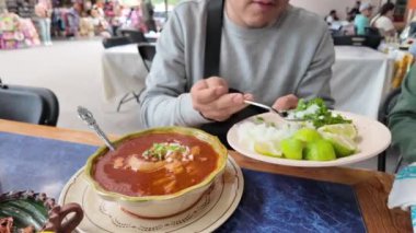 Yerel bir lokantada limonlu ve taze malzemeli geleneksel menülerin tadını çıkarıyorum.