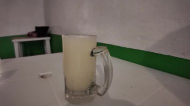 Meksika kırsalında geleneksel pulque 'un tadını çıkarmak zengin kültürel öneme sahip