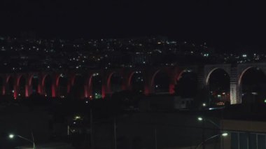 Quertaro su kemerinin muhteşem gece manzarası taş kemerler ve şehir ışıkları sergileniyor.