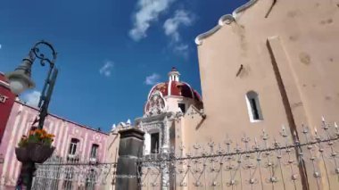 Atlixco Puebla 'nın koloni cazibesini kiliseler ve bahçelerle keşfedin.