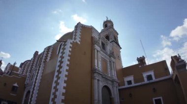 Atlixco, Puebla 'daki kiliselerin ve bahçelerin koloni cazibesini keşfedin.