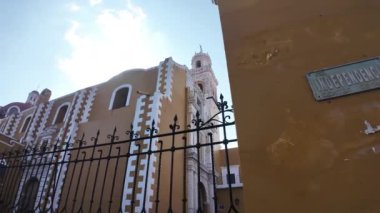 Güneşli bir günde Atlixco, Puebla 'daki sömürge kiliselerini ve Central Park' ı keşfedin.