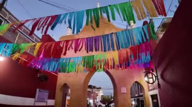 Atlixco Puebla 'da Dia de Muertos' u canlı dekorasyon ve sunaklarla kutluyoruz.
