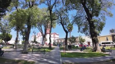 San Pedro Cholula 'nın çarpıcı koloni mimarisini ve canlı ana meydanını keşfedin.