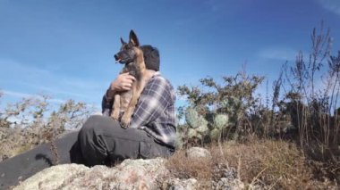 Meksika kırsalında sadık bir arkadaşla sakin bir anın tadını çıkarıyorum.