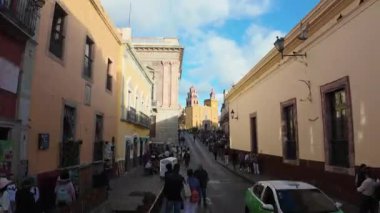 Guanajuato 'nun hareketli sokaklarının günden geceye geçişi.