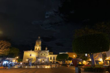 Queretaro 'daki Santuario y Exconvento de la Santa Cruz' un güzel gece manzarası