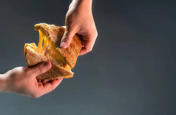 Ulusal Izgara Peynir Ayı kutlamaları için nefis peynirli sandviç.