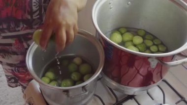 Taze domatesleri zengin lezzet ve geleneklerle otantik Meksika tamaleleri için hazırlıyorum.