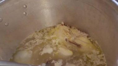 Meksika tamalelerinin masa ve dolgu teknikleriyle geleneksel hazırlığı