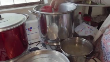 Otantik Meksika dolmaları, masa, salsa ve dikkatli paketleme teknikleri.