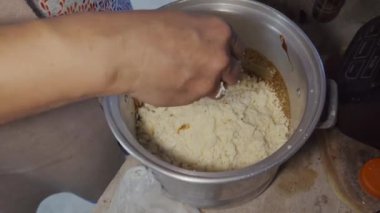 Ev mutfağında yeşil salsa soslu ve tavuklu geleneksel Meksika tamaleleri yapıyorum.