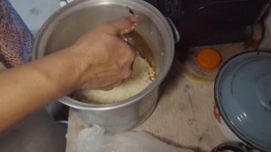 Yeşil ve kırmızı salsa soslu hakiki Meksika dolmaları yapma sanatı